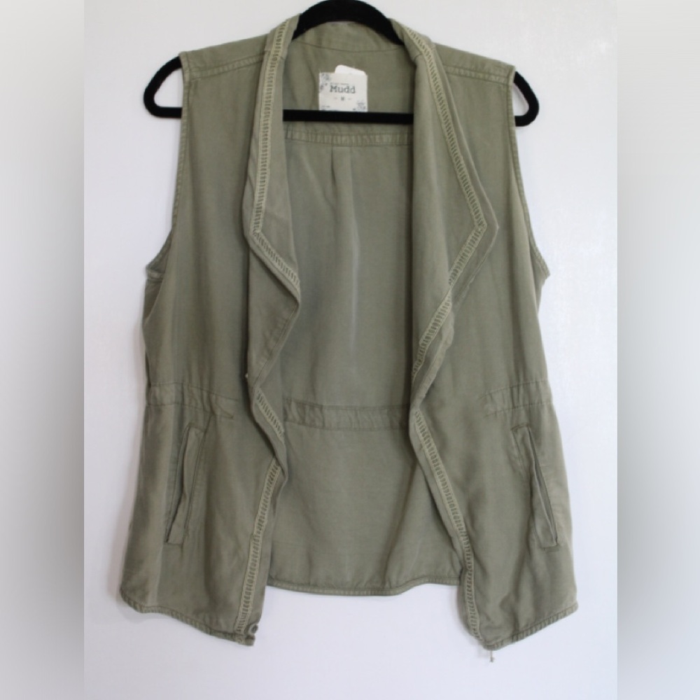 SOLD‼️Mudd Vest Color: Olive Green Size:Med